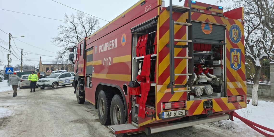 Mașină incendiată în curtea unei case din Giroc. Un bărbat de 85 de ani, rănit
