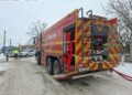 Mașină incendiată în curtea unei case din Giroc. Un bărbat de 85 de ani, rănit