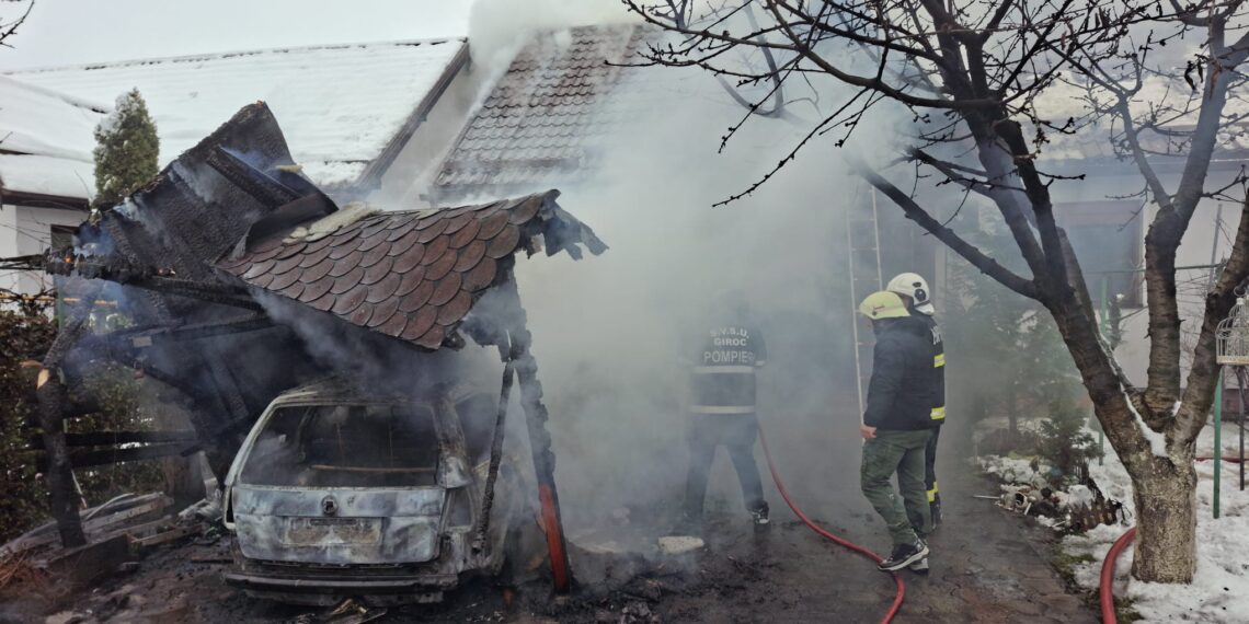 Mașină incendiată în curtea unei case din Giroc. Un bărbat de 85 de ani, rănit