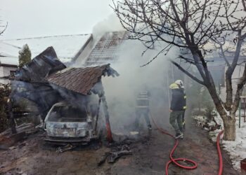 Mașină incendiată în curtea unei case din Giroc. Un bărbat de 85 de ani, rănit