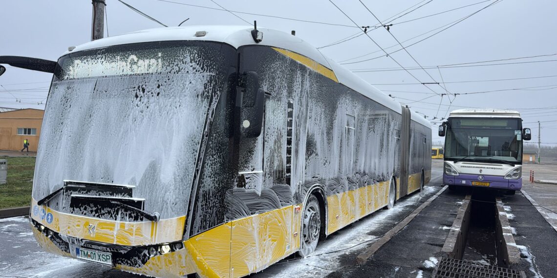 Transportul public din Timișoara intră în „curățenia de primăvară”. STPT a reluat spălarea completă a vehiculelor