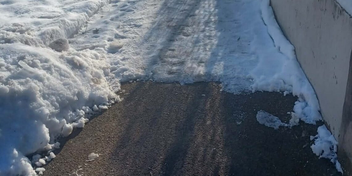 Atenție, este obligatorie curățarea gheții și a zăpezii de pe trotuare, precum și îndepărtarea țurțurilor de pe acoperișuri! Polițiștii locali au aplicat 118 somații și avertismente