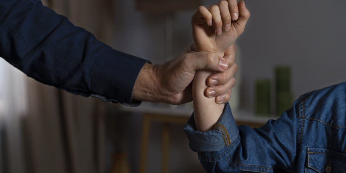 Cum ajung copiii și adolescenții la acte de violență extremă: factorii declanșatori și semnele văzute prea târziu