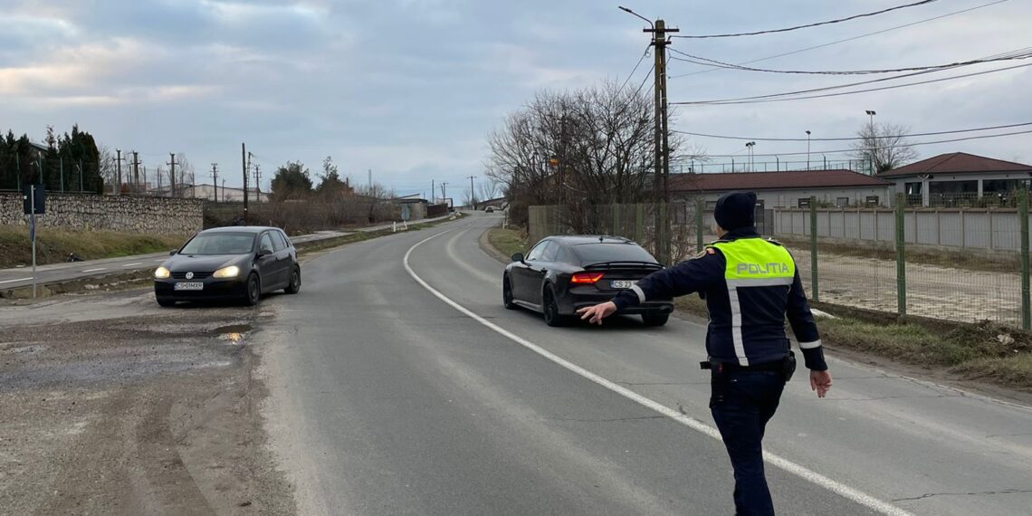9 permise de conducere reținute și 6 certificate de înmatriculare retrase de polițiștii din Caraș Severin