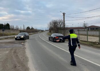 9 permise de conducere reținute și 6 certificate de înmatriculare retrase de polițiștii din Caraș Severin