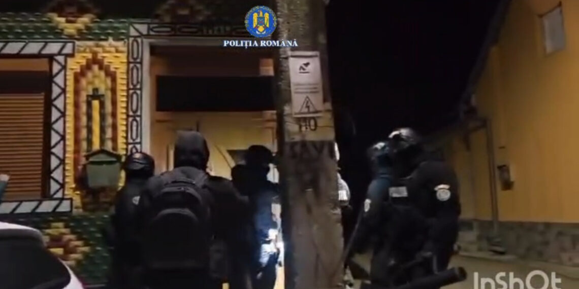 Anchetă de amploare în Caraș-Severin: bani și muniție descoperite la percheziții