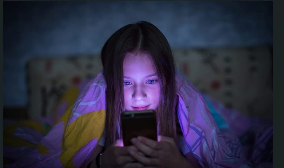 Poziția organizației Salvați Copiii privind interdicția de a folosi până la 13 ani social media. Cum procedează alte țări