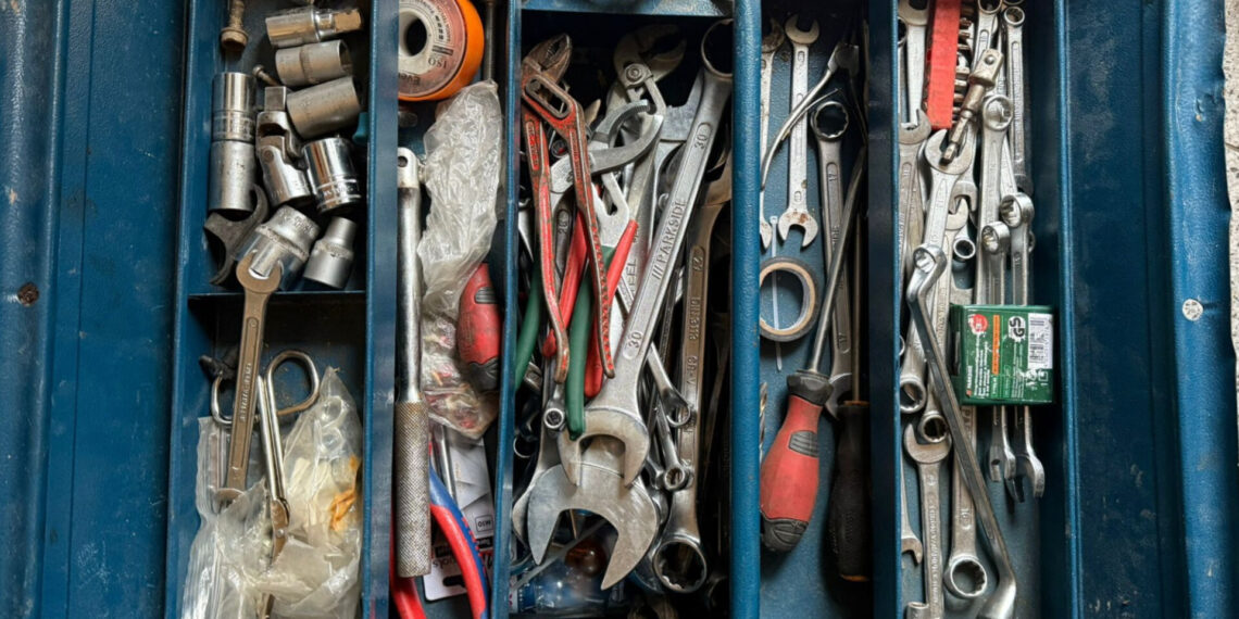 Furt dintr-o mașină în Caransebeș: hoții prinși și bunurile recuperate