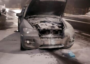 Eroul din Oțelul Roșu: Jandarm salvează trei persoane dintr-o mașină în flăcări/Video