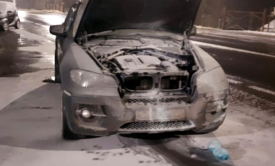 Eroul din Oțelul Roșu: Jandarm salvează trei persoane dintr-o mașină în flăcări/Video