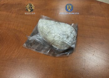 Bărbat prins în flagrant cu droguri de mare risc la Timișoara: 150 de grame de 2CMC și 6.000 de lei confiscate