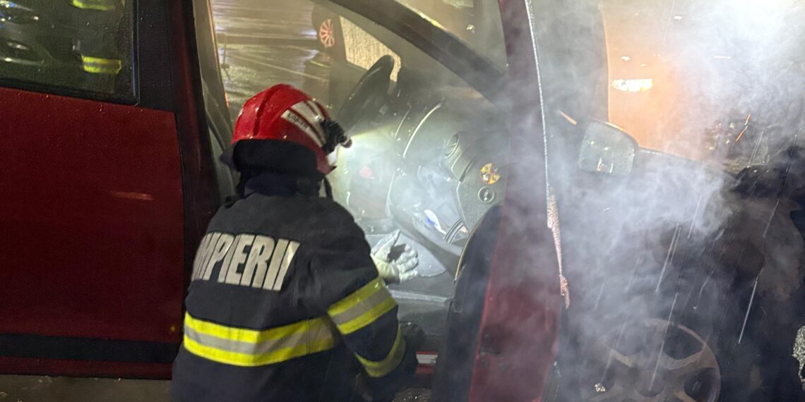 Accident urmat de incendiu în Arad. Un autoturism a luat foc după impact/Foto