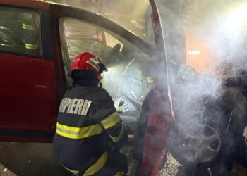 Accident urmat de incendiu în Arad. Un autoturism a luat foc după impact/Foto