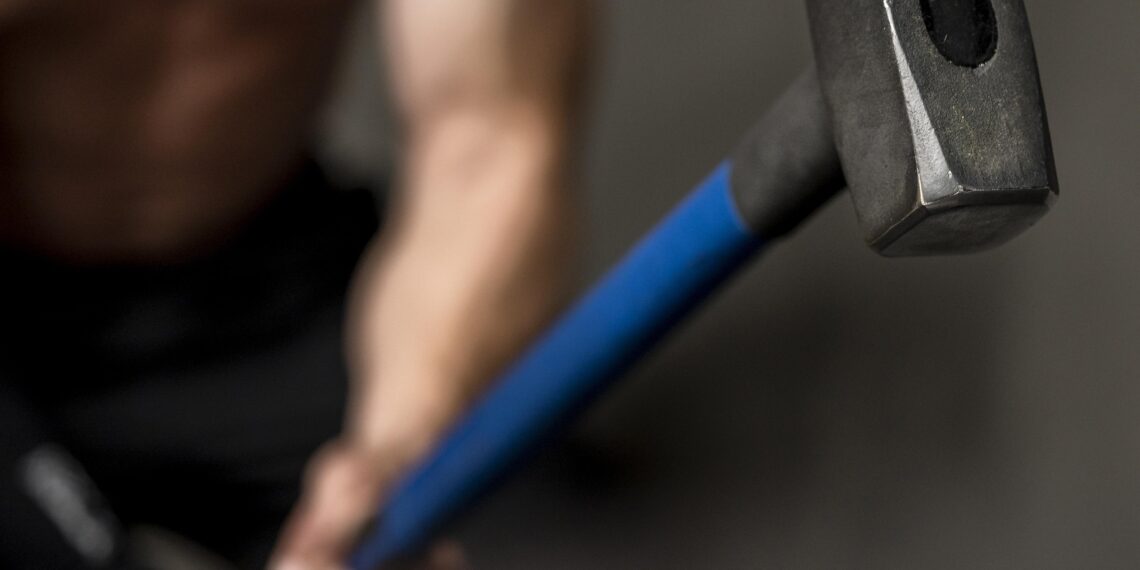 Tentativă de omor în Timiș: femeie lovită cu barosul în cap, agresorul arestat preventiv