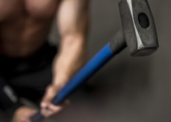 Tentativă de omor în Timiș: femeie lovită cu barosul în cap, agresorul arestat preventiv