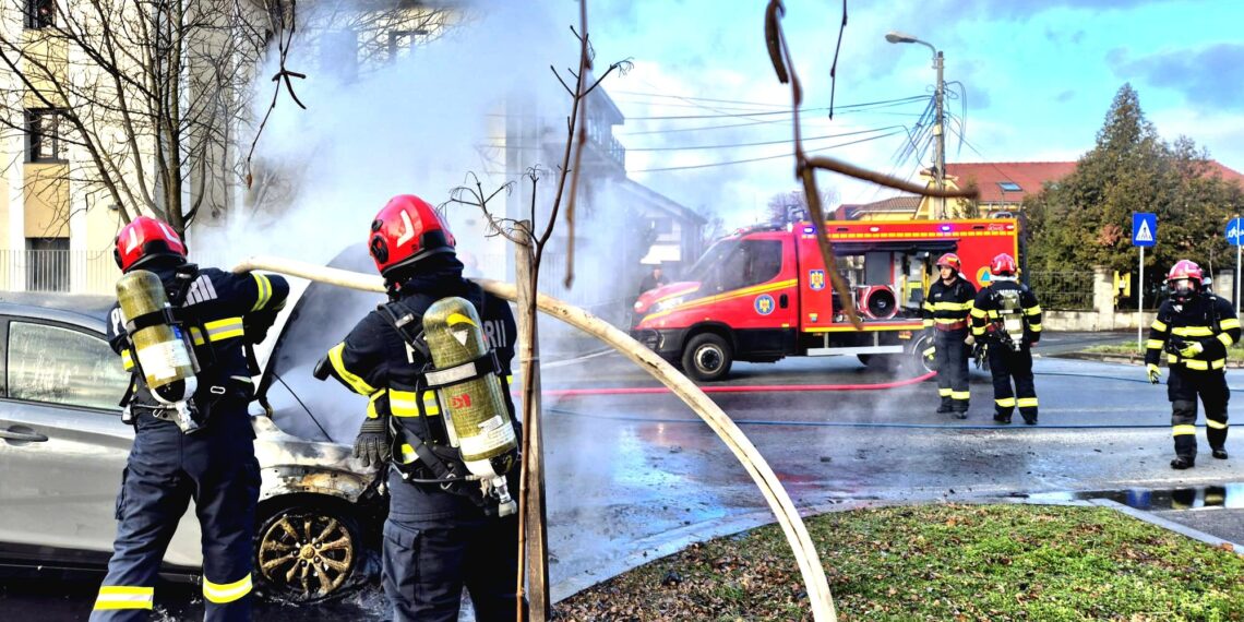 Intervenție rapidă a pompierilor după ce o mașină a luat foc în Timișoara