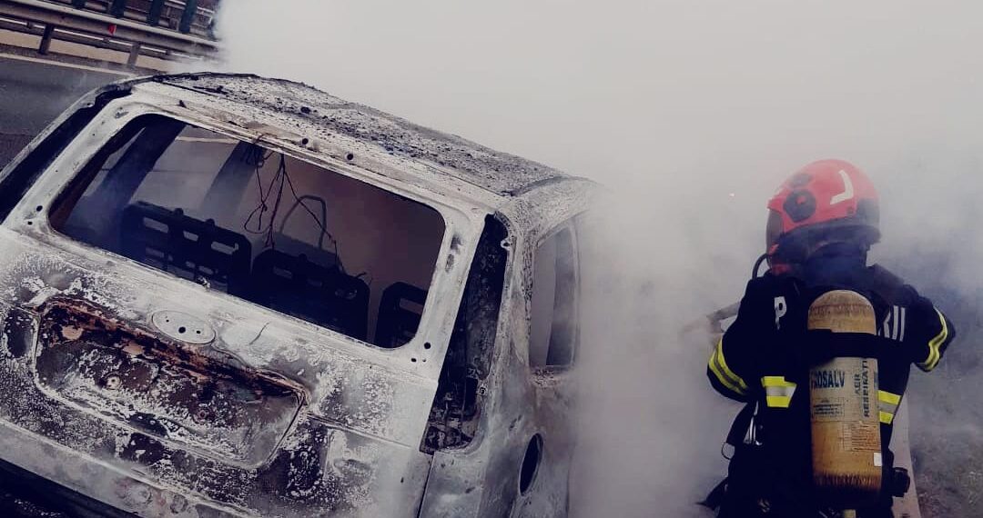 Mașină cuprinsă de flăcări pe A1, în Timiș: pompierii au intervenit de urgență