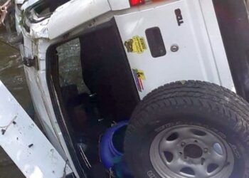 Accident spectaculos la Borlova: mașină răsturnată în albia unui râu, șofer băut și fără permis, reținut de polițiști