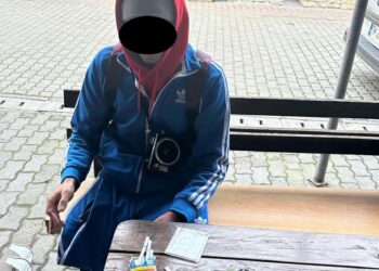 Bărbat sub influența substanțelor interzise și femei care vindeau parfumuri contrafăcute, depistați de polițiștii locali