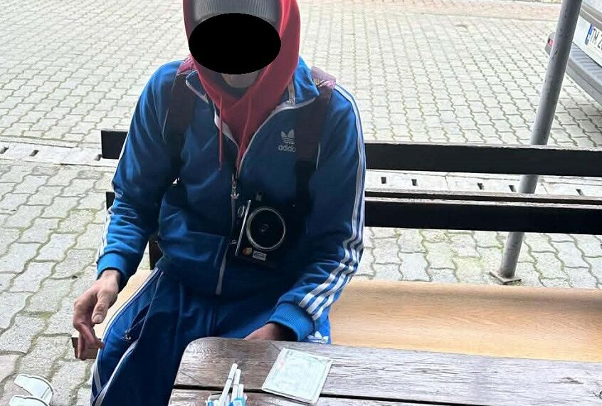 Bărbat sub influența substanțelor interzise și femei care vindeau parfumuri contrafăcute, depistați de polițiștii locali