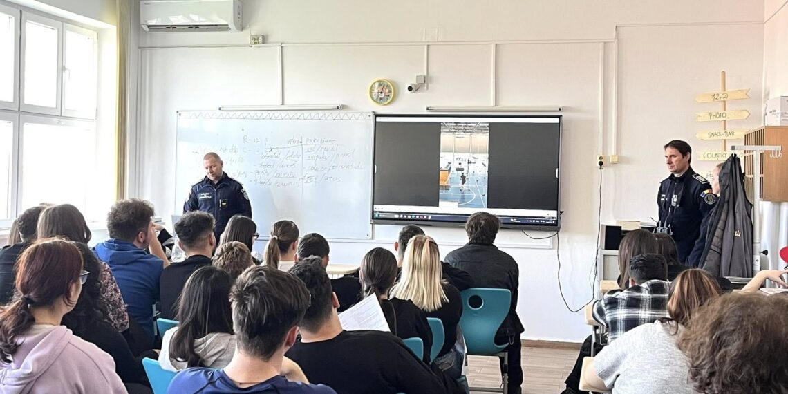 Polițiștii de frontieră timișoreni au prezentat oferta educațională a MAI elevilor din liceele din județul Timiș
