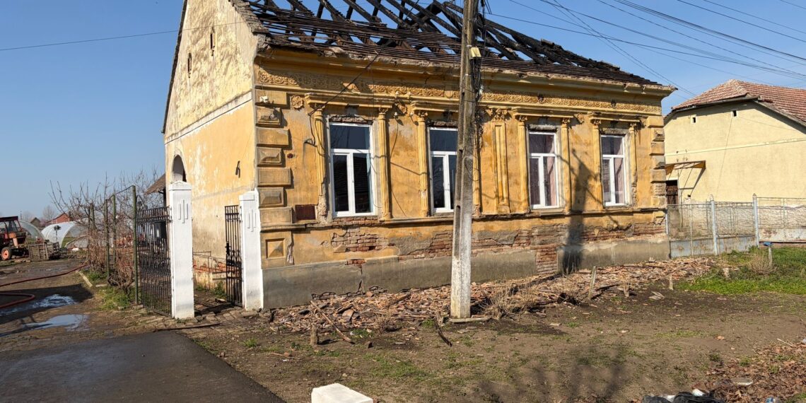 Incendiu la Tomnatic. O femeie a fost transportată la spital, iar un cățel a fost salvat de pompieri