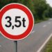 Restricții mai dure pentru traficul greu în Lugoj. Autoritățile vor să protejeze infrastructura și să reducă poluarea