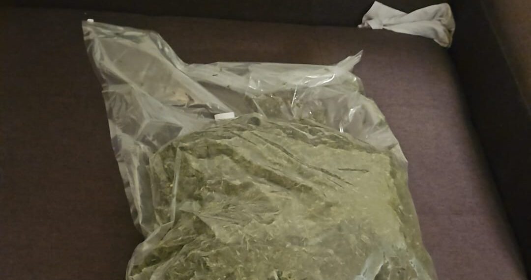 Persoană prinsă în flagrant încercând să vândă 2 kg de canabis pentru 30.000 lei