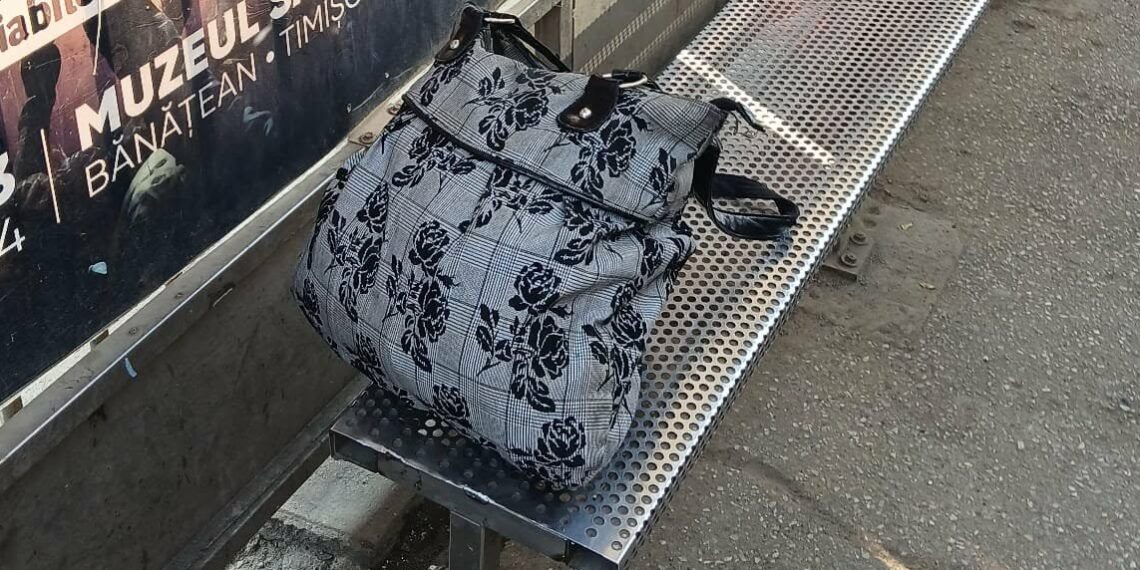 Polițiștii locali au înapoiat unei femei de 70 de ani o sacoșă cu acte, bani și medicamente, uitată în tramvai