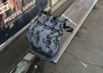 Polițiștii locali au înapoiat unei femei de 70 de ani o sacoșă cu acte, bani și medicamente, uitată în tramvai