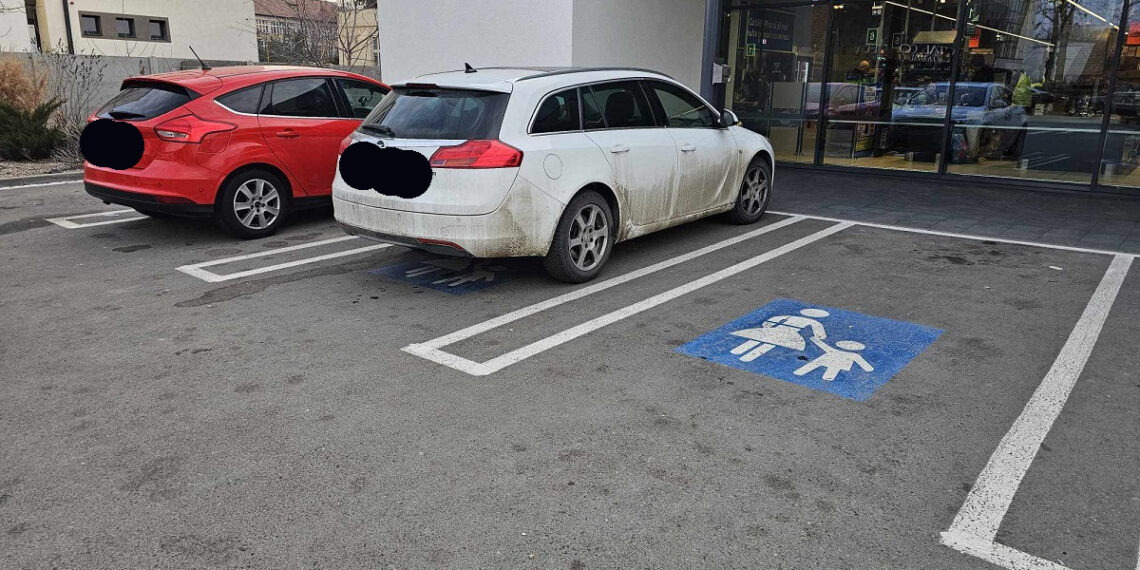 Sancțiuni de 201.000 lei aplicate de polițiștii locali conducătorilor auto care parchează pe locurile amenajate pentru persoane cu dizabilități și pentru familii cu copii mici