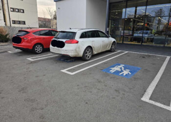 Sancțiuni de 201.000 lei aplicate de polițiștii locali conducătorilor auto care parchează pe locurile amenajate pentru persoane cu dizabilități și pentru familii cu copii mici