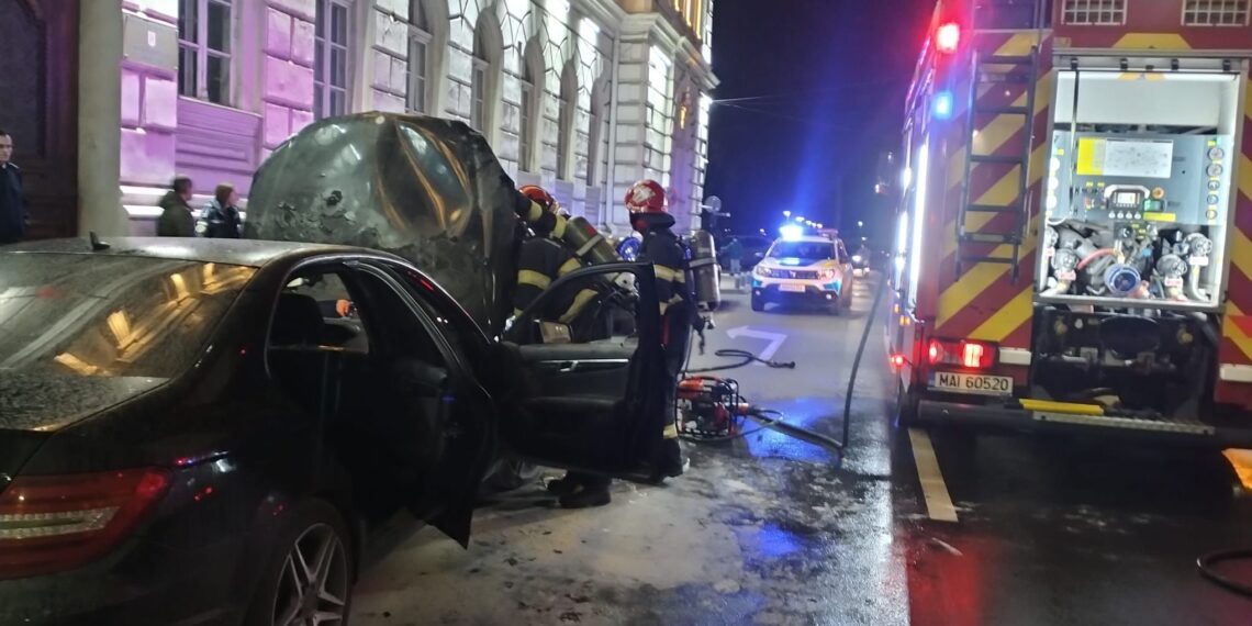 Un autoturism a luat foc pe o stradă din Arad