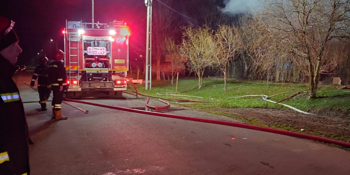 Intervenție pentru stingerea unui incendiu izbucnit la acoperișul unei case