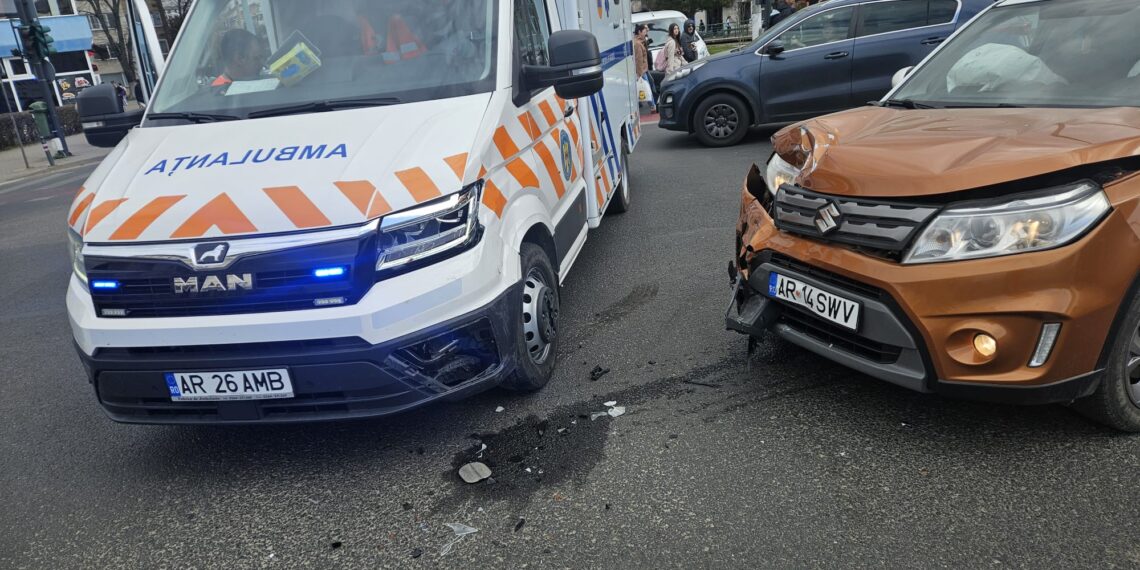 Accident în Arad: ambulanță implicată într-o coliziune în timp ce transporta un pacient/Foto