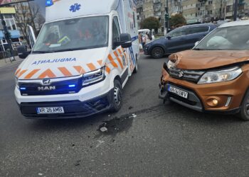 Accident în Arad: ambulanță implicată într-o coliziune în timp ce transporta un pacient/Foto
