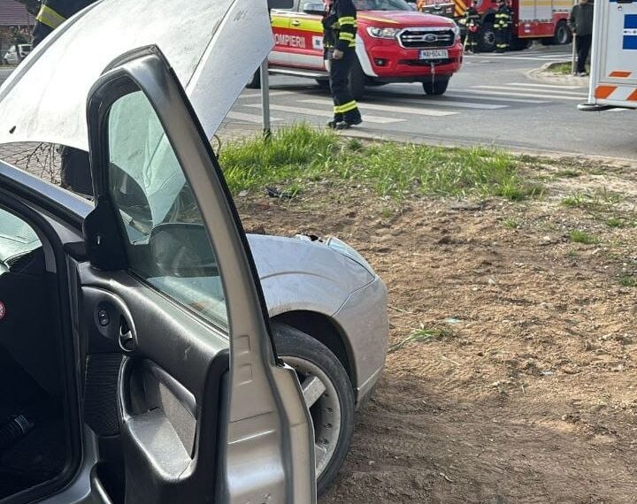 Accident la Dumbrăvița: o persoană încarcerată, scoasă de pompieri și dusă la spital