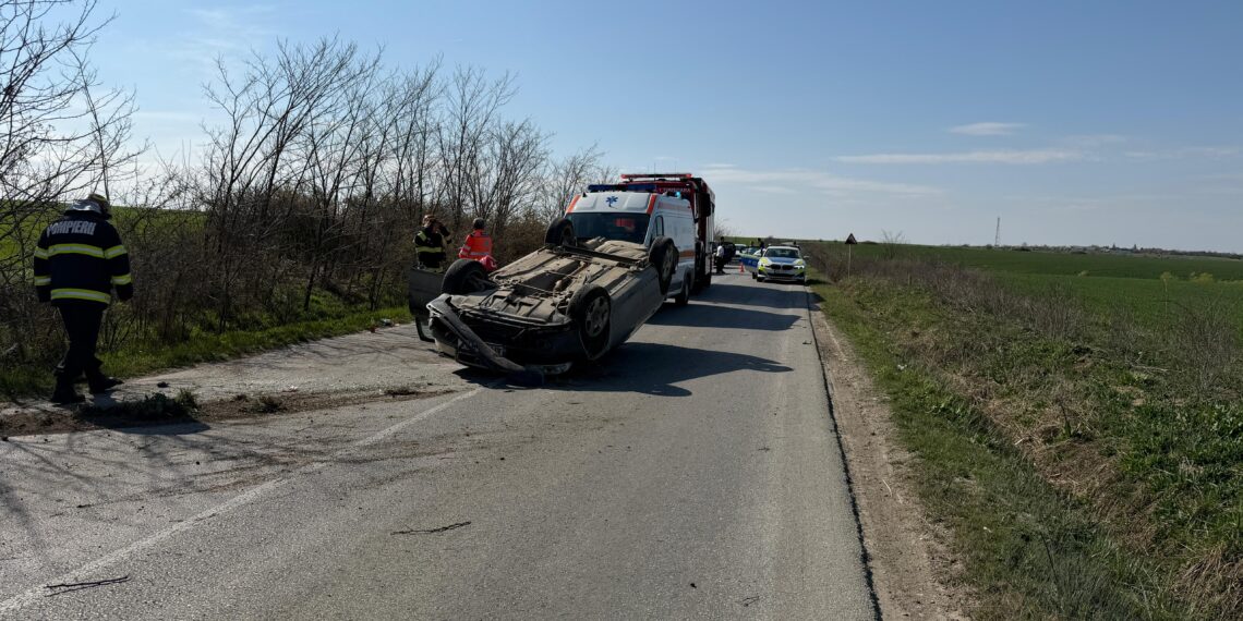 Răsturnare pe DJ 691: un tânăr șofer a pierdut controlul volanului, pasager rănit și transportat la spital