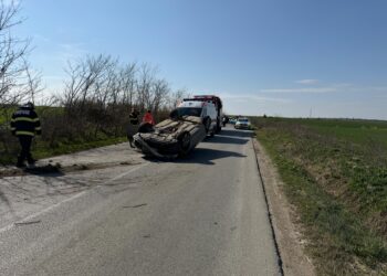Răsturnare pe DJ 691: un tânăr șofer a pierdut controlul volanului, pasager rănit și transportat la spital