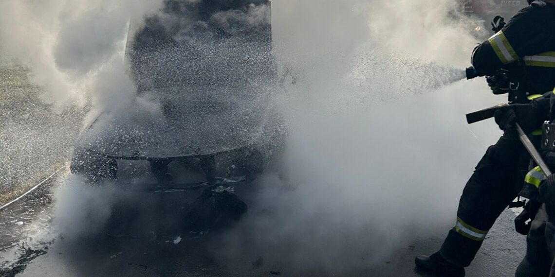 Autoturism în flăcări în localitatea Revetiș