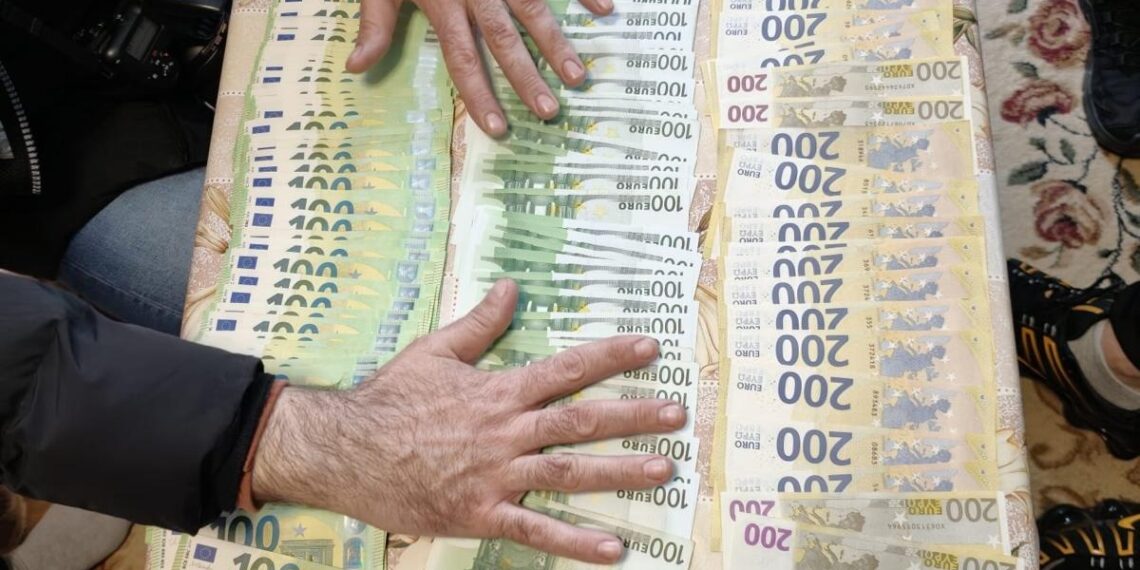 Percheziții de amploare la Arad: rețea suspectată de camătă și șantaj, bani și arme albe descoperite