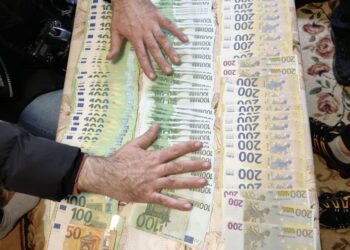 Percheziții de amploare la Arad: rețea suspectată de camătă și șantaj, bani și arme albe descoperite