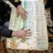 Percheziții de amploare la Arad: rețea suspectată de camătă și șantaj, bani și arme albe descoperite