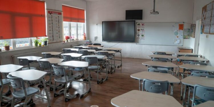 Primăria Timișoara continuă investițiile în educație: echipamente noi pentru laboratoare și cabinetele școlare