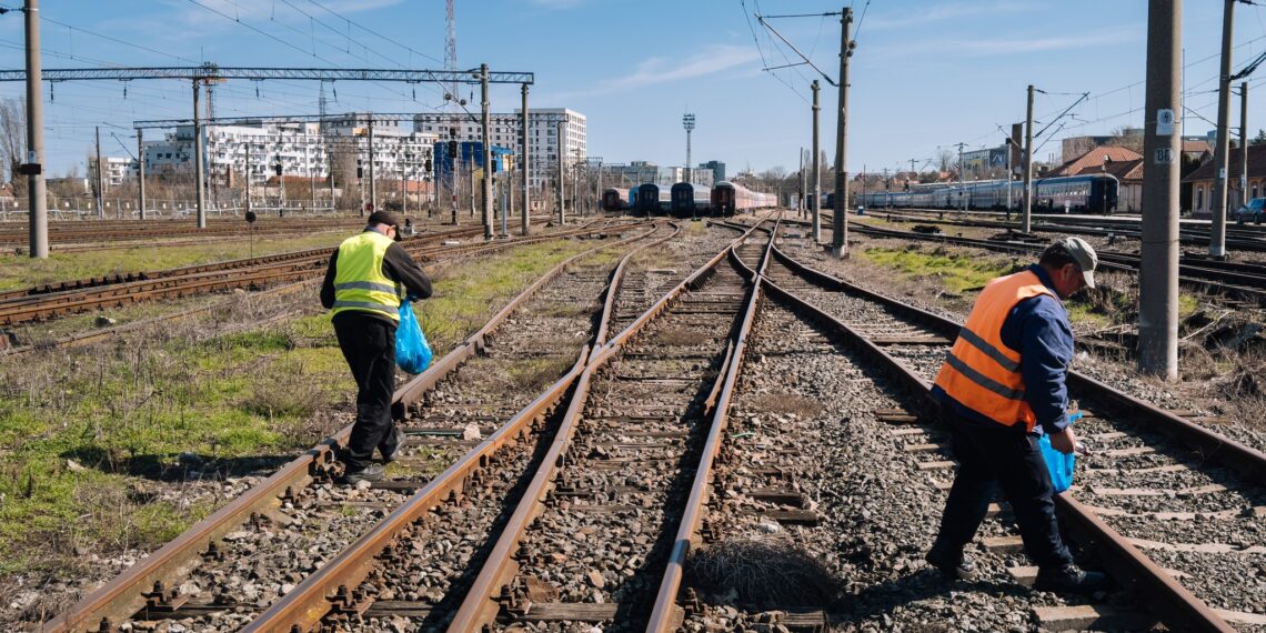 Campanie pentru o cale ferată mai curată la Timișoara: CFR Infrastructură strânge deșeurile de pe lângă linii