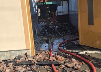 Incendiu la o casă din Arad. Două persoane cu atac de panică, evaluate de echipajul Smurd