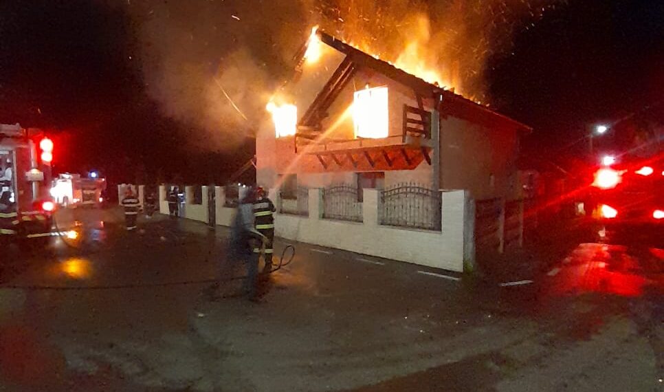 Incendiu puternic la o casă din Arad: flăcările au cuprins acoperișul și mansarda