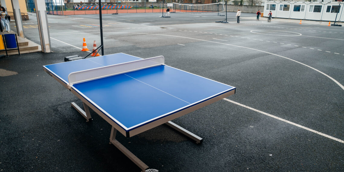 Municipalitatea dotează 30 de școli cu mese exterioare de ping-pong