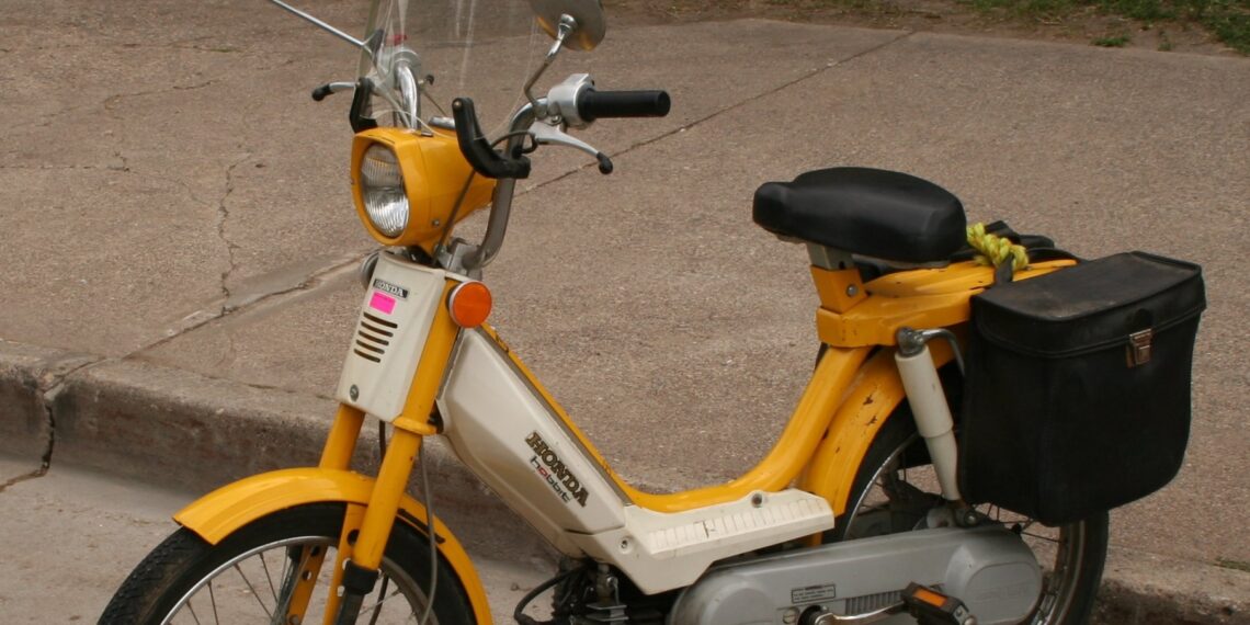 Șofer beat și fără permis, prins pe un moped neînmatriculat la Oțelu Roșu. A fost reținut pentru 24 de ore