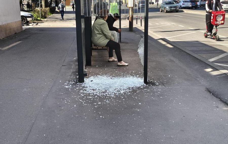 Stație de autobuz vandalizată în Timișoara: geam spart la adăpostul de pe Bulevardul Cetății
